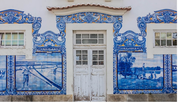 Os painÃ©is de azulejos da estaÃ§Ã£o de Aveiro evocam paisagens da regiÃ£o e monumentos da cidade