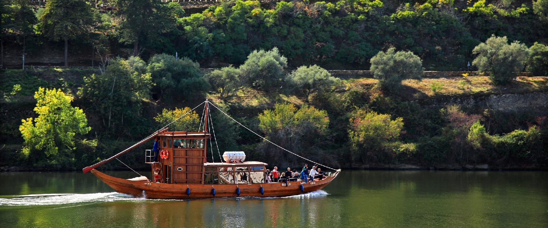 Cruzeiro em barco Rabelo: o tradicional barco de madeira usados para transportar vinho do Porto