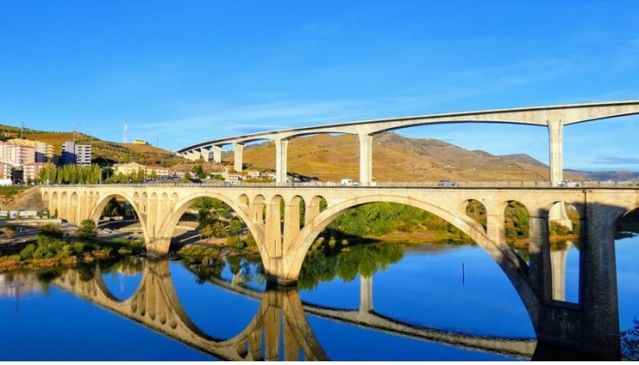 Ponte Miguel Torga, contruÃ­da em 1997 para homenagear o famoso escritor, natural da regiÃ£o.