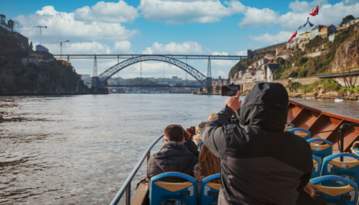 Embarque num cruzeiro inesquecÃ­vel pelas seis pontes do Rio Douro e admire a beleza incomparÃ¡vel da cidade do Porto.